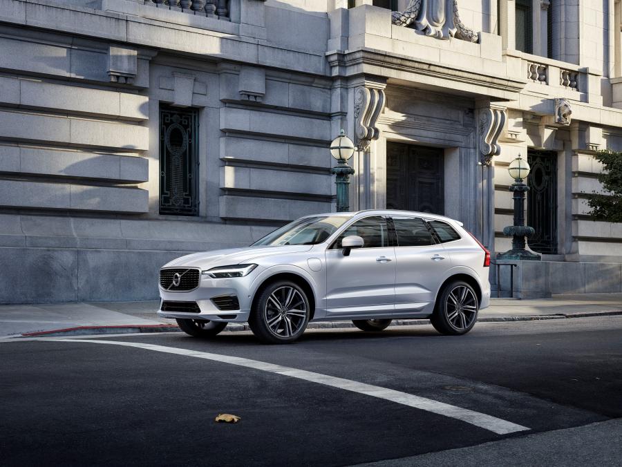 Volvo XC60 T8 R-Design 2017 года  (WW) (фото 16 из 23)